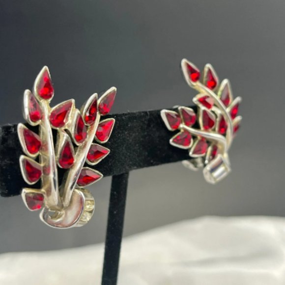 SIGNED CROWN TRIFARI Clip-On Earrings, Leaf Shaped Red Rhinestones Bezel Setting - Picture 8 of 8
